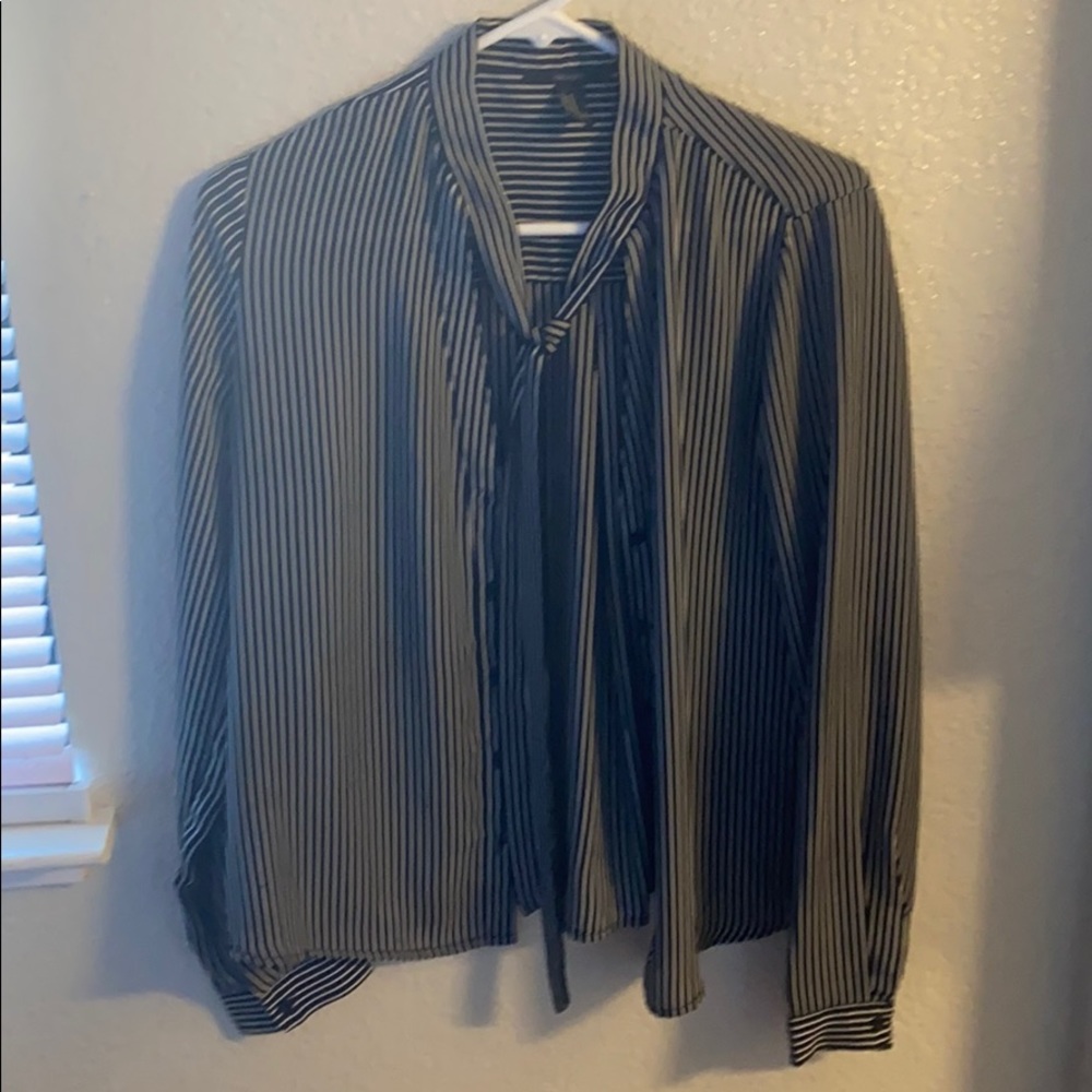 Forever 21 black and white stirred blouse